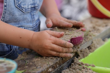 Kind spelen in de zandbak