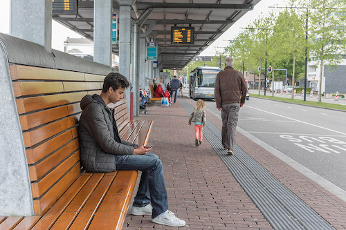 Jongen wachten op de bus