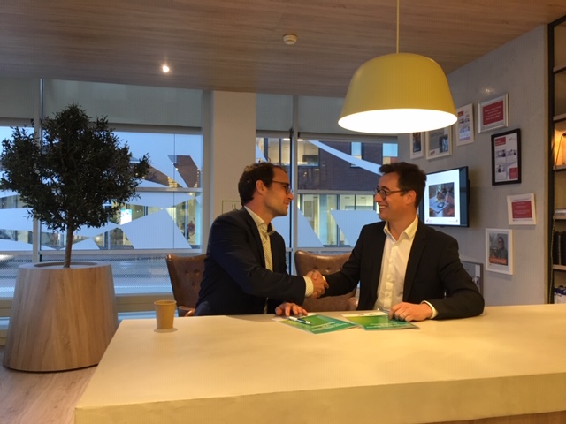 Ondertekening wethouder Peter Heijkoop en Cas Ceulen van VGZ