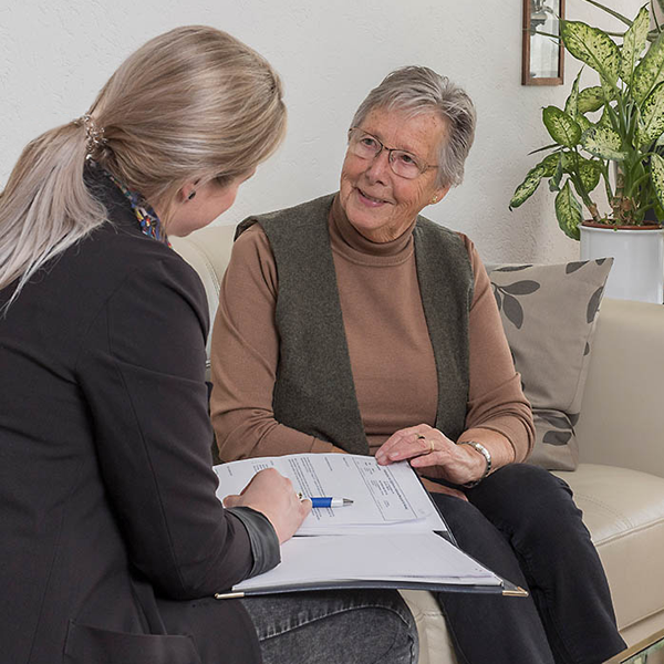 Consulent in gesprek met Wmo-klant