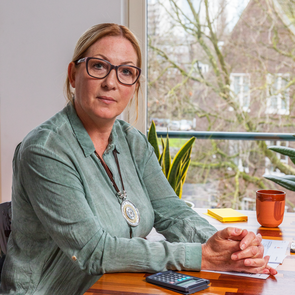 Vrouw aan tafel bezig met administratie