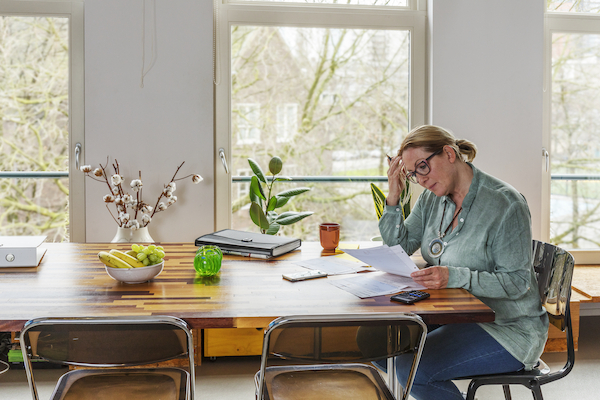 Vrouw die administratie doet