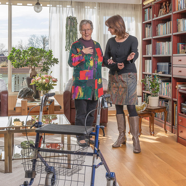 Verzorger in gesprek met Wmo-klant