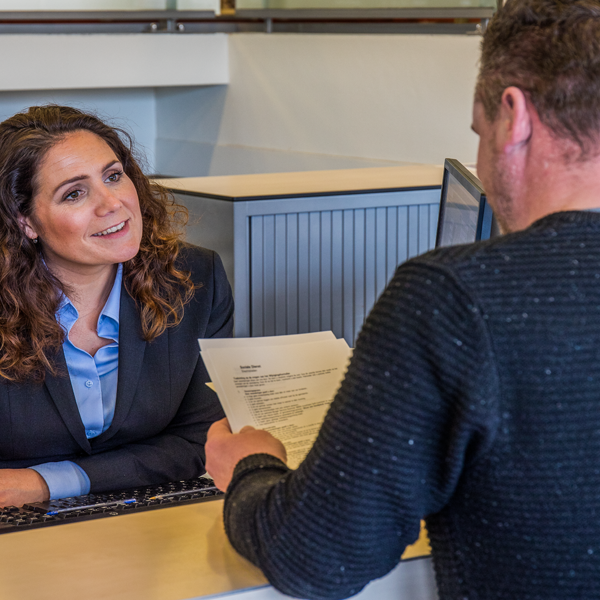 Klant aan balie Sociale Dienst Drechtsteden