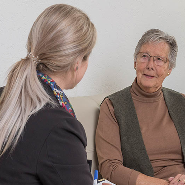 Consulent in gesprek met Wmo-klant