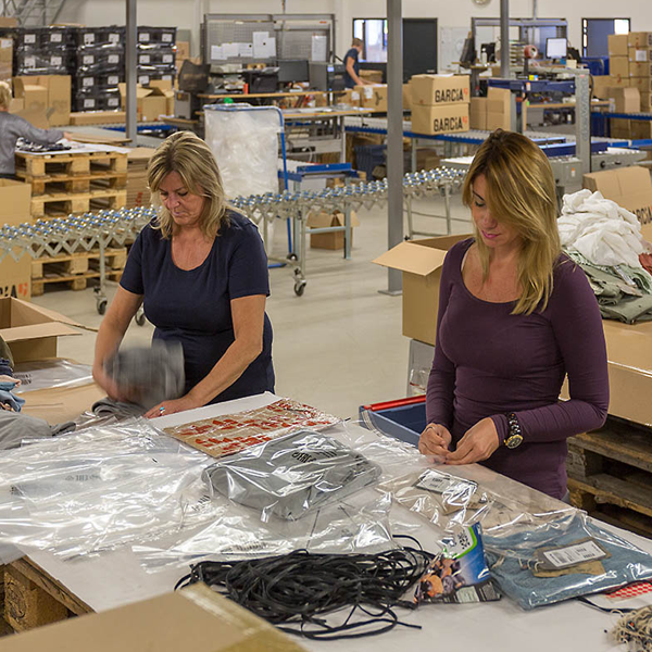 Twee vrouwen verpakken kleding