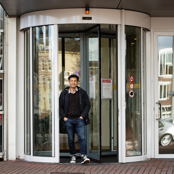 Man loopt naar buiten vanuit sociale dienst