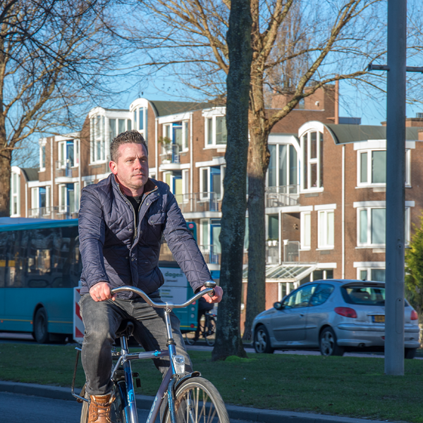 Man op de fiets