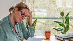 Vrouw aan tafel bezig met administratie