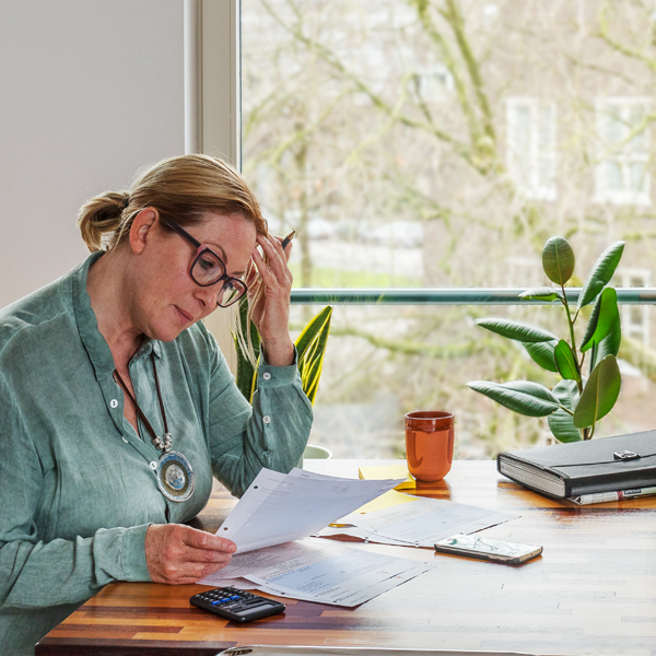 Vrouw aan tafel bezig met administratie