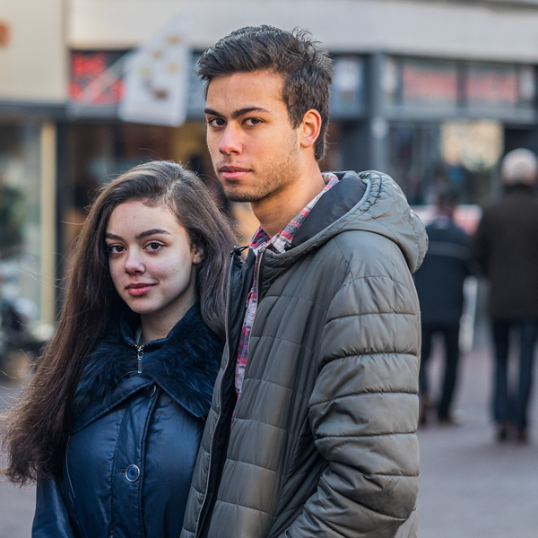 Jongen en meisje op straat