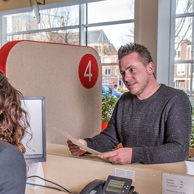 Man zittend aan balie Sociale Dienst Drechtsteden