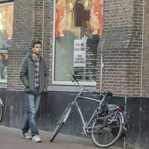 Jongen wandelt in winkelstraat