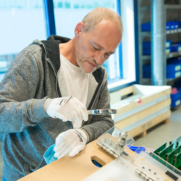 Man kijk iets na met vergrootglas