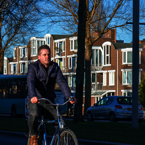 Een man op de fiets in Dordrecht